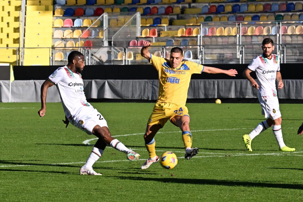 Provincia di Frosinone – Fumogeno allo stadio Stirpe nella gara con la  Ternana, Daspo per un tifoso - RadioCassinoStereo